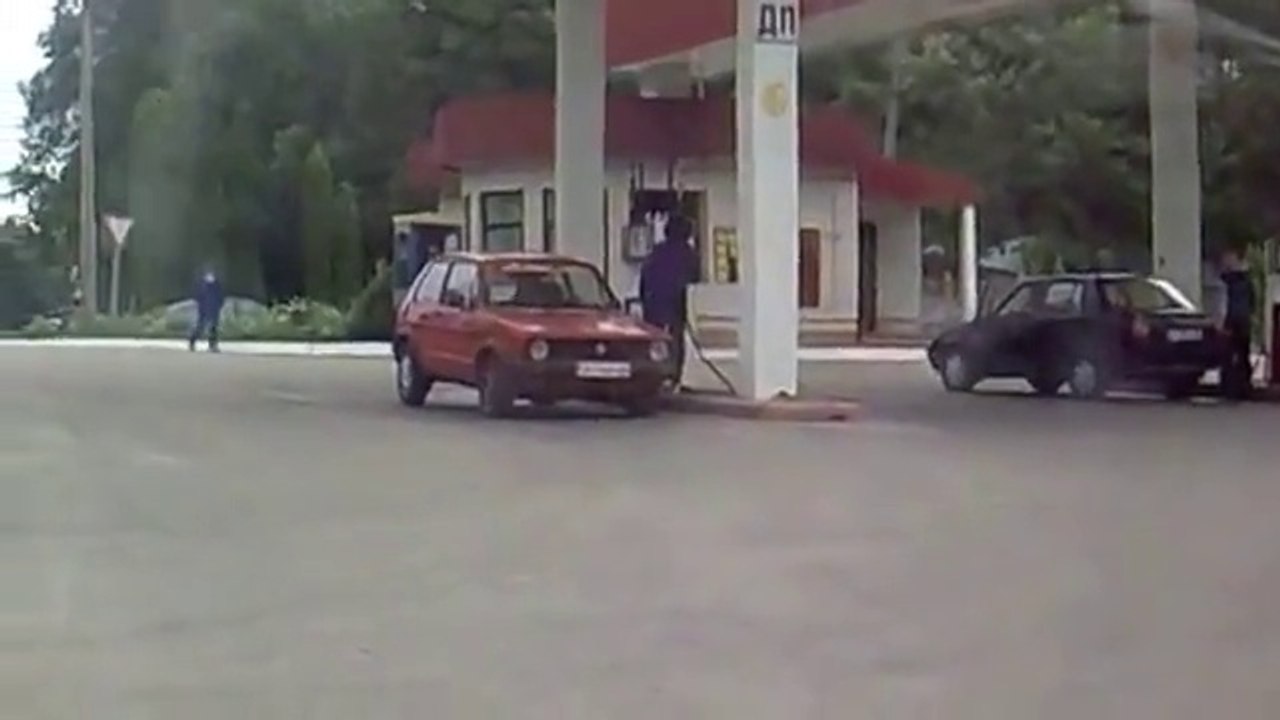 Une femme en difficulté à une station-service