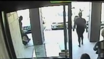 Ladrão atrapalhado bate a cara na porta de vidro