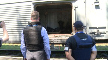 Rebeldes entregan cajas negras y restos de víctimas