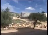 İsrail askerleri Filistinlilerden kaçarken