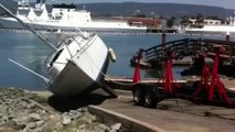 Gros FAIL de marin : sortir son bateau de l'eau et l'éclater sur le sol!