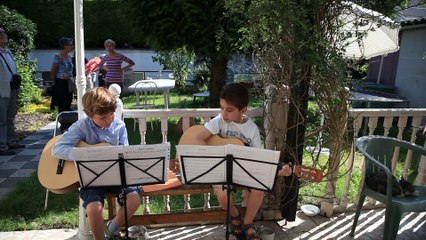 MVI_8316 Clément et Arthur à la guitare