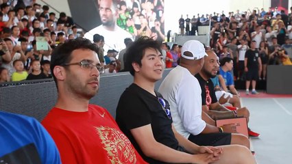 En Chine, LeBron James apprend le piano avec le prodige Lang Lang