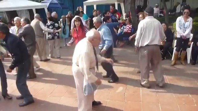 Papy danse le rock avec ses cannes! Hilarant...