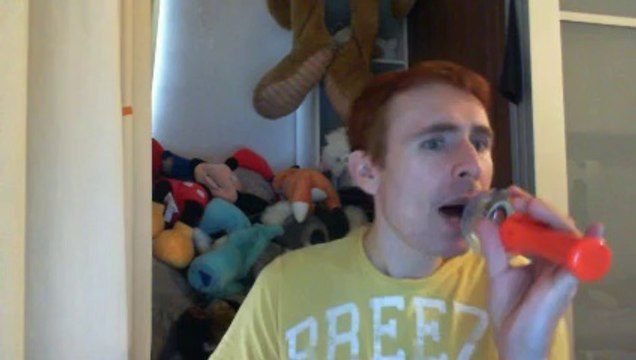 Wiwi égratigne die ene mooie vrouw de Django Wagner