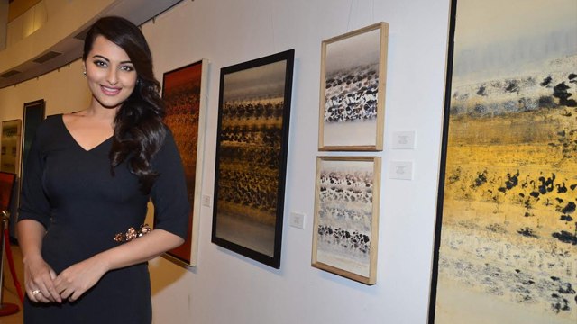 Sonakshi Sinha Inaugurates Prafulla Dahanukar's Art Exhibition !