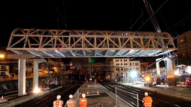 Pose de la passerelle cyclo-piétonne en gare de Chambéry