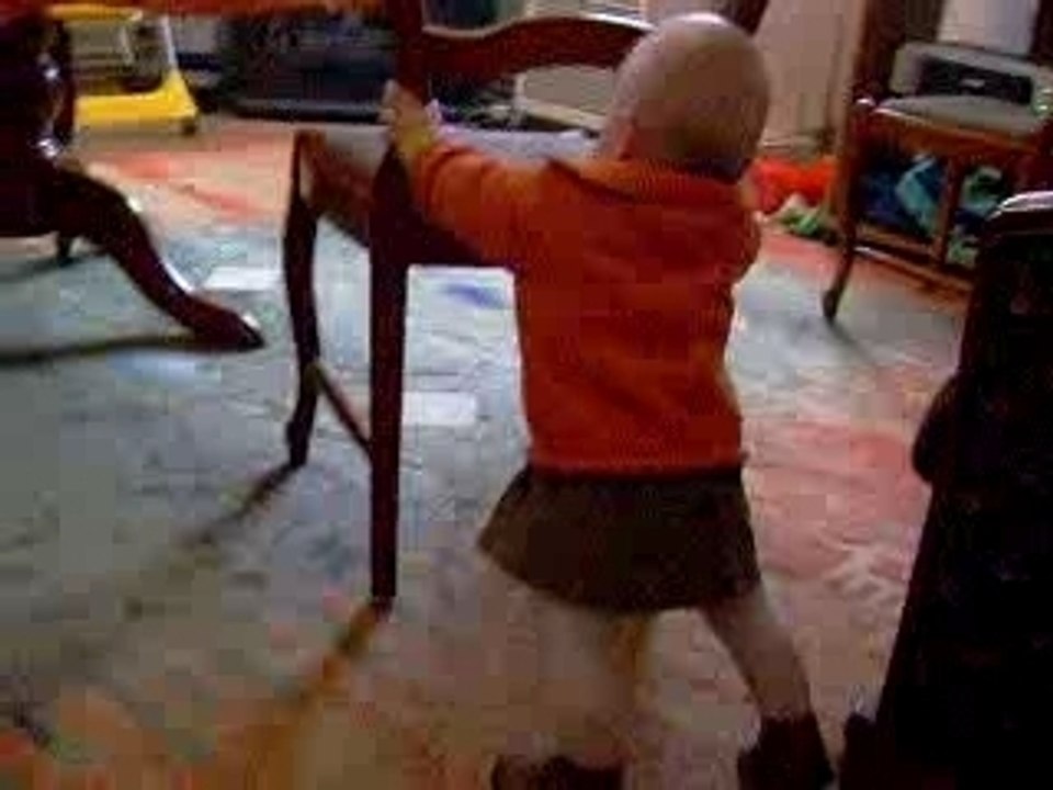 lilou joue avec une chaise