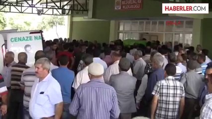 Tarsus'ta Otomobilde Yanarak Ölen Kardeşler Toprağa Verildi