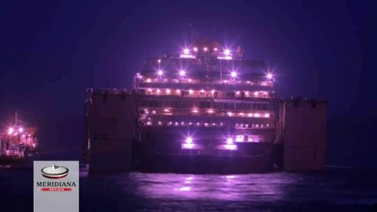 Costa Concordia, la prua che si alza dalle acque in time lapse
