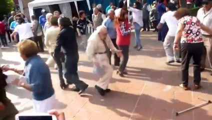 Un papy enflamme le dancefloor