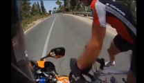Un cycliste pas loin de la mort, évité de justesse par un motard!
