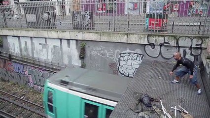 Paris : il saute sur le toit du métro