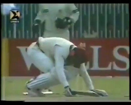 Brian Lara flattened by Waqar Younis - SWIFT YORKER