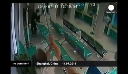 下载视频: A thief trapped in a store and arrested by a woman with a broom! Hilarious...