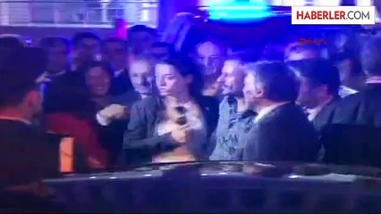 Gül, Belediye Çıkışında, 'Başbakan Gül' Sloganları ile Karşılandı