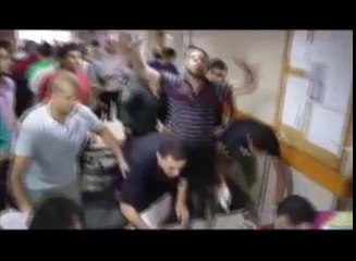وجد أمه بين الشهداء فكبر بفخر "أمي شهيدة الله أكبر" ثم بكى - الحرب على غزة - وكالة الساعة الأولى للأنباء