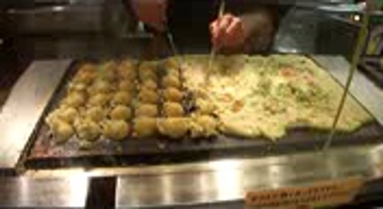 Takoyaki! Japanese street food, how to make! Demo in Shibuya, Tokyo,  Japan!