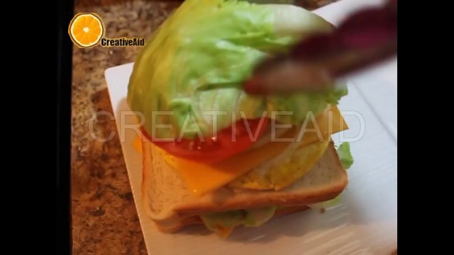 طريقة شهية وسريعة لعمل ساندويش البيض المقلي