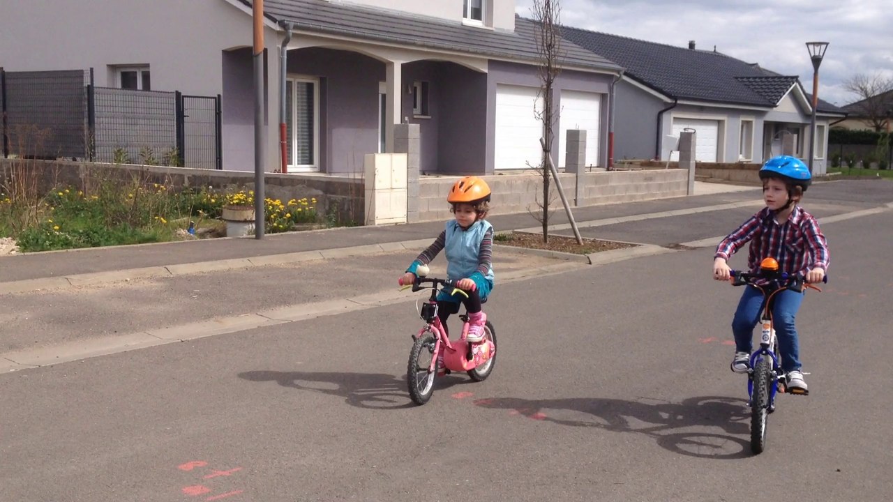 Nina fait du vélo sans roulettes