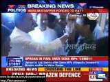 Dunya News - New Delhi: Shiv Sena MPs 'force' Muslim worker to break fast
