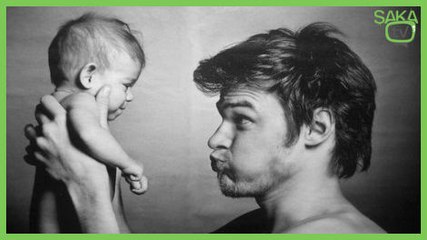 Bebeğiyle Oyuncak Gibi Oynayan Baba