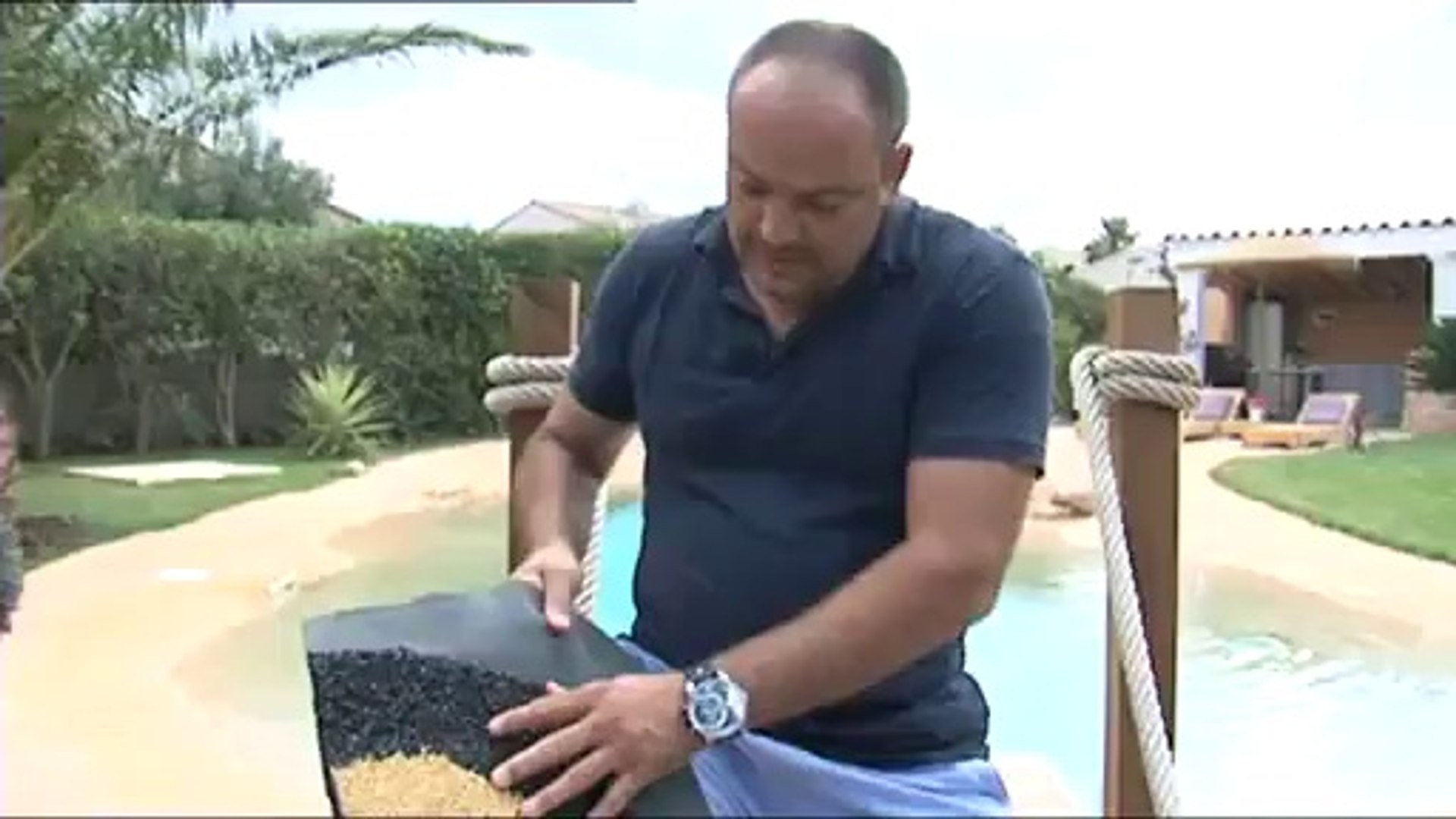 Il Crée Sa Propre Piscine Sur Le Modèle Dune Plage Tropicale