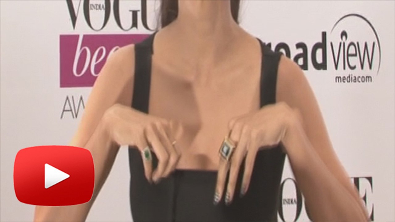 Shilpa Shetty STUFFS Her CLEAVAGE !