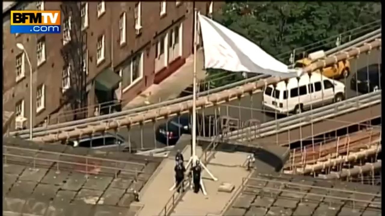 Pont de Brooklyn_ De mystérieux drapeaux blancs ont remplacé les drapeaux américains - 23_07_(360p)