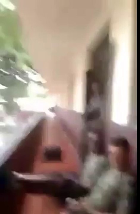 Soldado Mostra Como Se Dança Samba No Quartel! Este Está Pronto Para Ir Pra Guerra