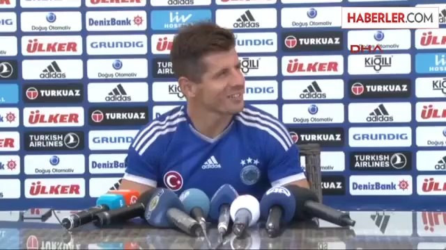 Fenerbahçe'nin Kaptanlarından Emre Belözoğlu, Topuk Yaylası Tesisleri'nde Basın Mensuplarının...