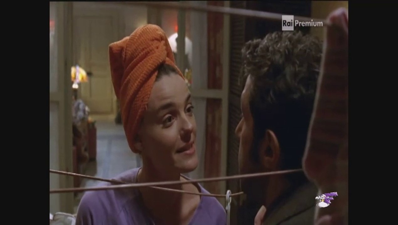 Flavio Insinna e Christiane Filangieri litigano in mezzo al bucato steso in Ho sposato uno sbirro