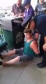 Policiers américain ultra violent avec un homme ivre. Arrestation extrême!