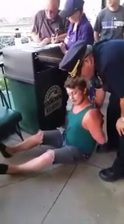 Policiers américain ultra violent avec un homme ivre. Arrestation extrême!