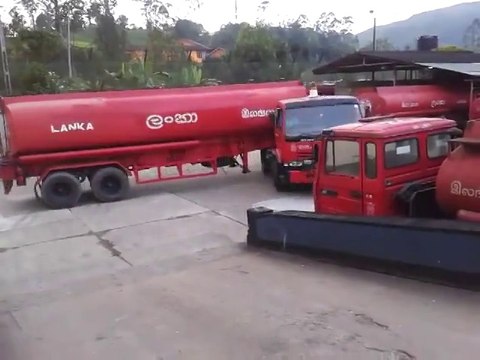 Chauffeur de camion énorme : Demi-tour en semi remorque parfait!