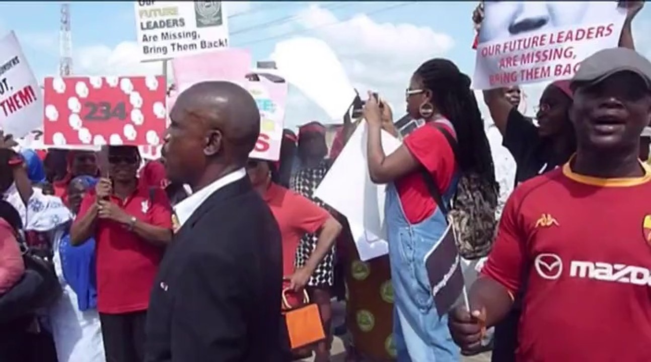 NIGERIA: LE PRÉSIDENT GOOD LUCK JONATHAN RENCONTRE LES PARENTS DES LYCÉENNES ENLEVÉES