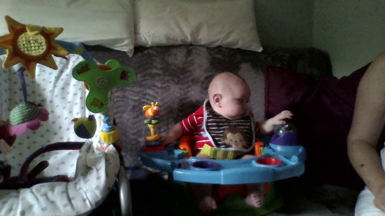 Jules sur son siège d'éveil 23-07-2014