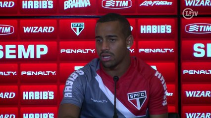 Cercado de estrelas, Ademilson crê em titularidade