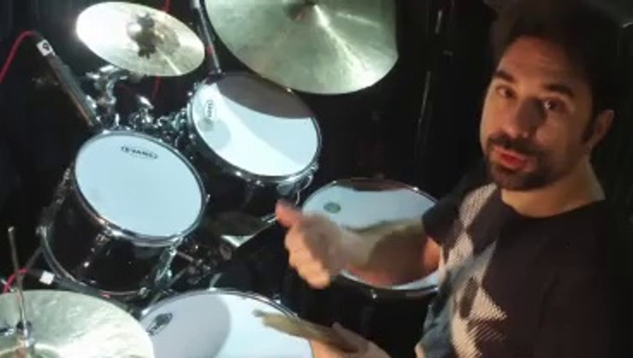 On joue de la batterie avec des baguettes!