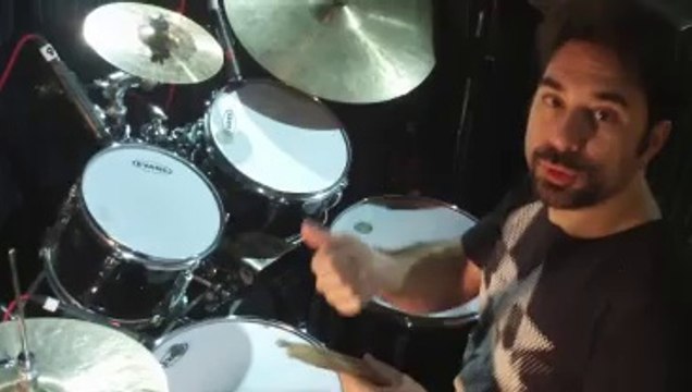 On joue de la batterie avec des baguettes!