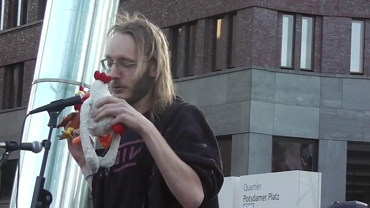 Mahnwache Berlin 23.6.2014 Das Federal Reserve Huhn