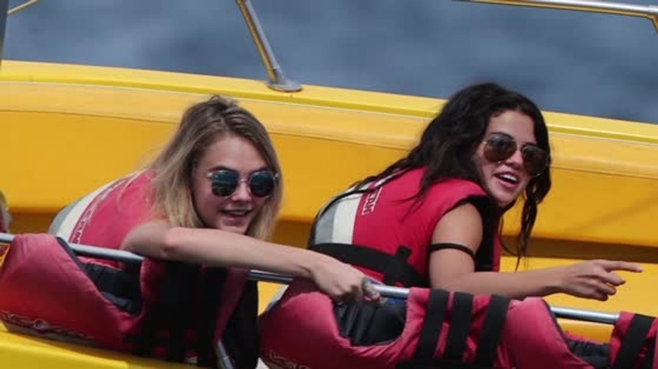 Selena gomez feiert ihren 22. geburtstag mit cara delevingne