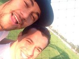 Neymar visita CT Rei Pelé e mata saudade de amigos