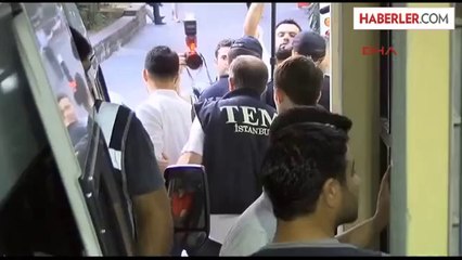 Şüpheli, Ensesinden ve Kollarından Tutan Polislerle Tartıştı