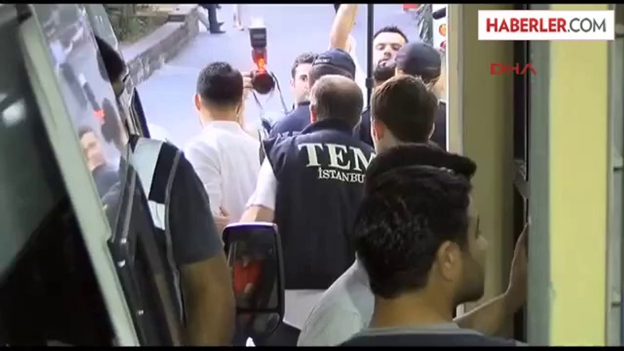 Emniyet Amiri, Ensesinden Tutularak Polis Aracına Zorla Bindirildi