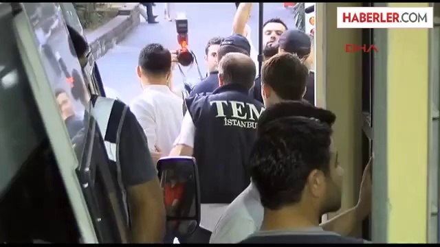 Emniyet Amiri, Ensesinden Tutularak Polis Aracına Zorla Bindirildi