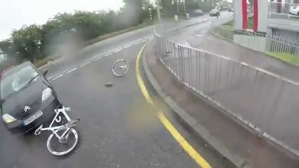 Enorme crash d'un vélo contre une voiture : Face à face violent!