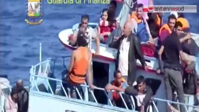 TG 23.07.14 Sbarco migranti a Taranto, arrivati altri mille
