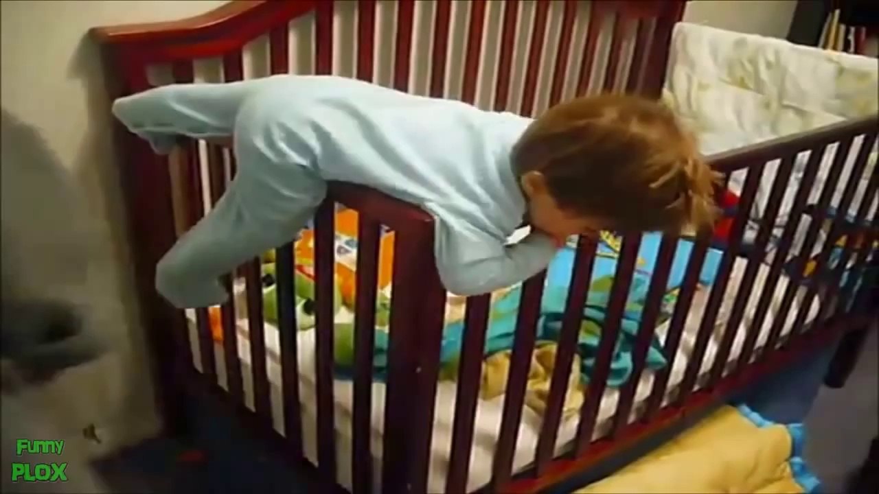 Ces bébés font tout pour tenter d'escalader leur lit !