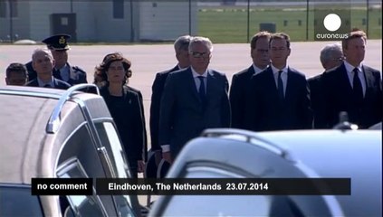 Dutch mourn as bodies from MH17 arrive home